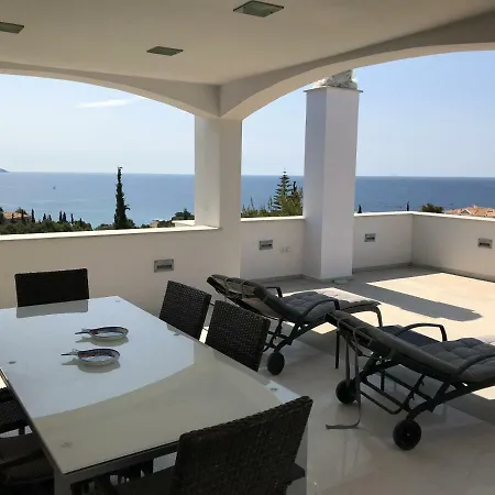 Luxurious Villa-apartment In Kosta Karafotaíika